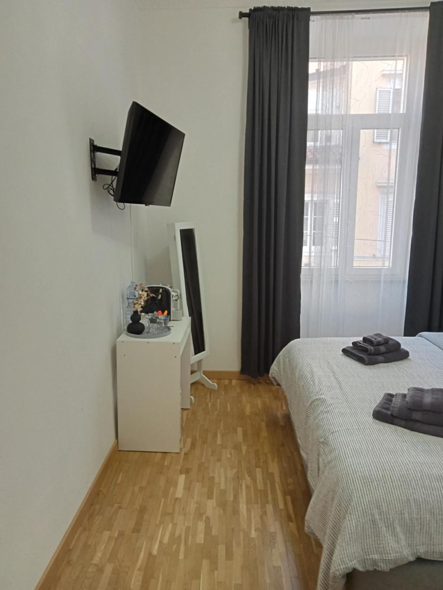 Fenix Rooms Триест Экстерьер фото