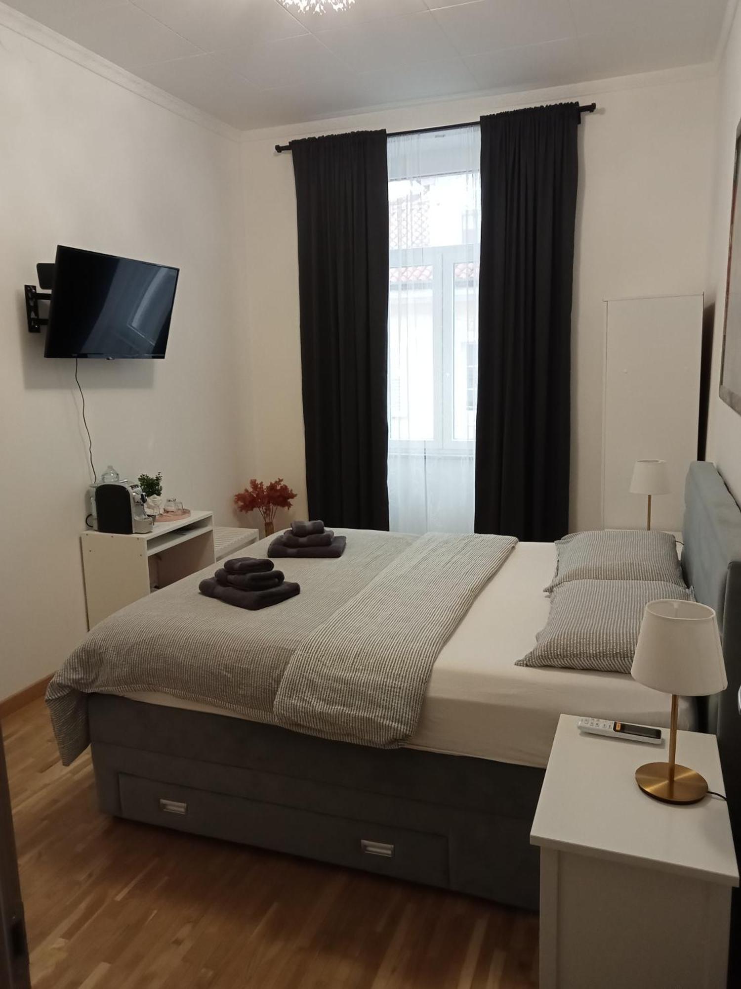 Fenix Rooms Триест Экстерьер фото